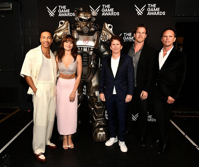 Fallout - Z akcí - The Game Awards 2023 at the Peacock Theater on December 7, 2023 in Los Angeles, California - Aaron Moten, Ella Purnell, Todd Howard, Jonathan Nolan, Walton Goggins