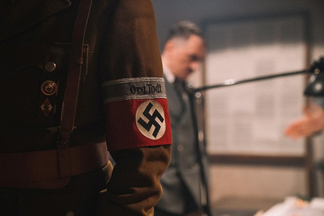 Rise of the Nazis - The Downfall - Who Will Betray Him? - Filmfotos