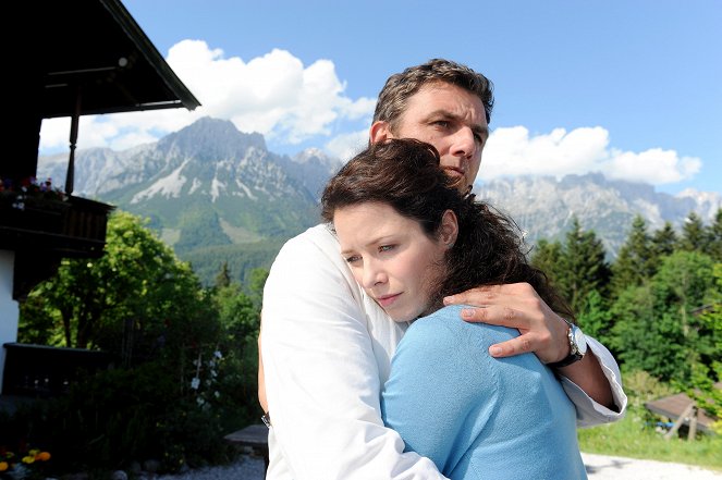 Doktor z alpejskiej wioski - Um Leben und Tod – Teil 1: Dunkle Wolken - Z filmu