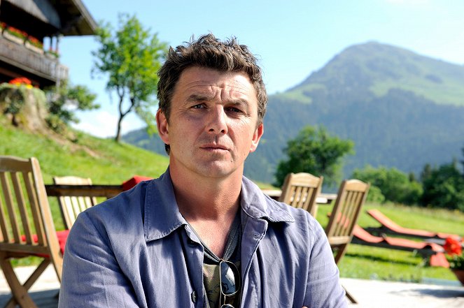 Doktor z alpejskiej wioski - Season 5 - Um Leben und Tod – Teil 1: Dunkle Wolken - Z filmu