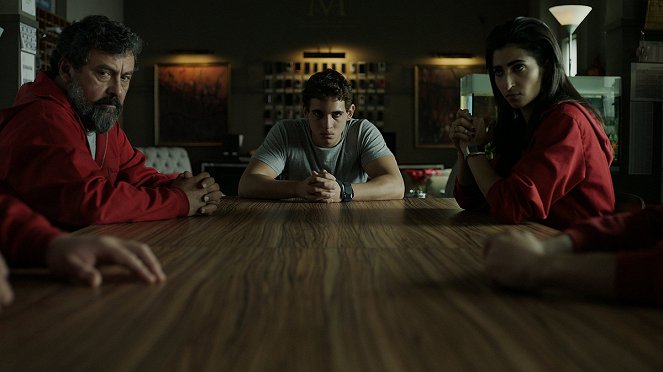 Haus des Geldes (Netflix version) - Episode 2 - Filmfotos - Paco Tous, Miguel Herrán, Alba Flores