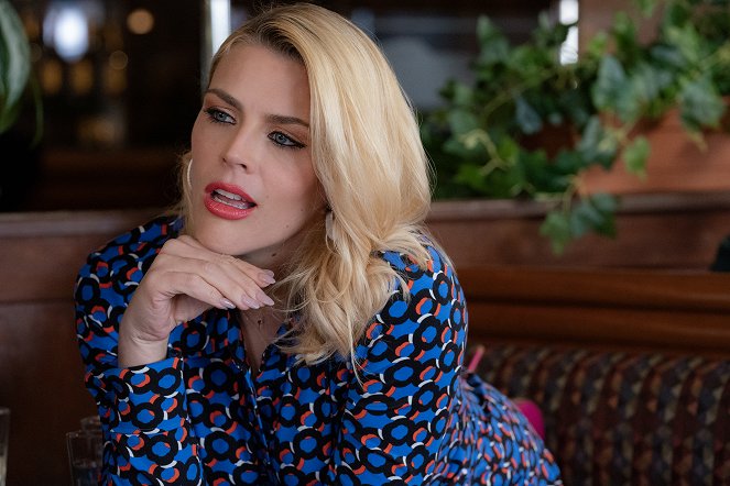 Girls5Eva - Season 3 - Cleveland - Van film - Busy Philipps