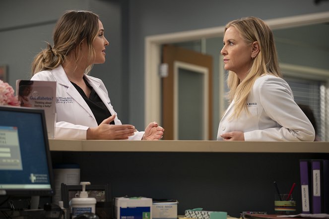 Grey's Anatomy - Season 20 - Baby Can I Hold You - Photos - Camilla Luddington, Jessica Capshaw