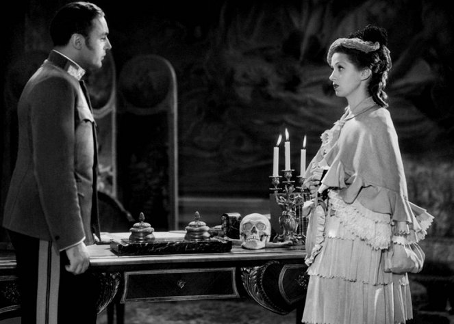 Mayerling - Photos - Charles Boyer, Danielle Darrieux