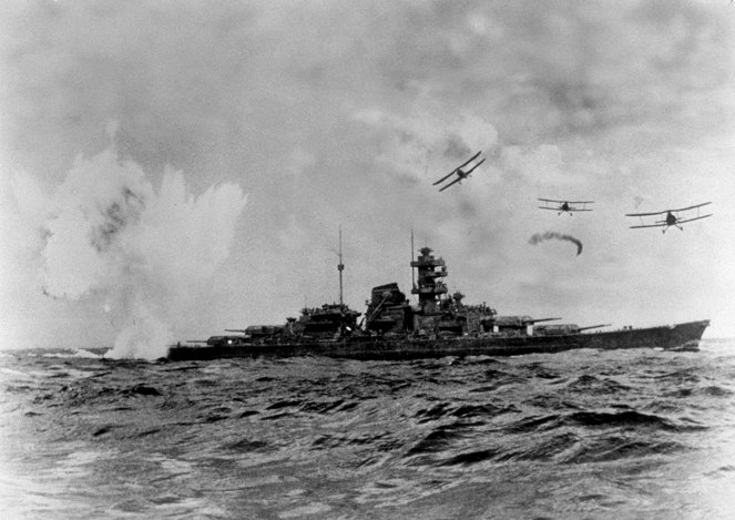 Potopenie lode Bismarck - Z filmu