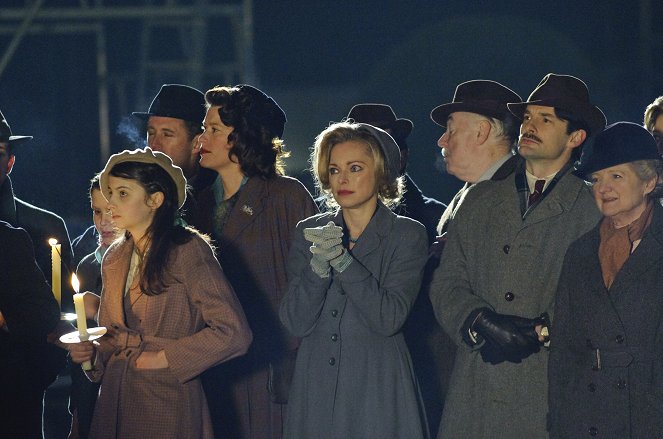 Agatha Christie Marple kisasszonya - Season 5 - Bűbájos gyilkosok - Filmfotók - Sarah Alexander, Julia McKenzie