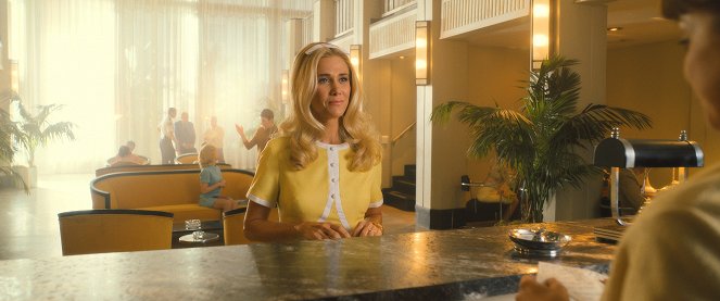 Palm Royale - Maxine podejmuje działania - Z filmu - Kristen Wiig