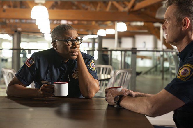 9-1-1 Notruf L.A. - You Don't Know Me - Filmfotos - Aisha Hinds, Peter Krause