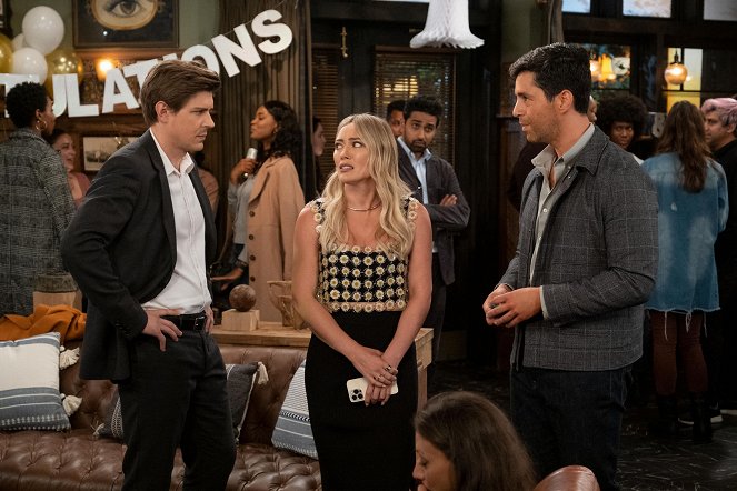 How I Met Your Father - Season 2 - Cool and Chill - Photos - Christopher Lowell, Hilary Duff, Josh Peck