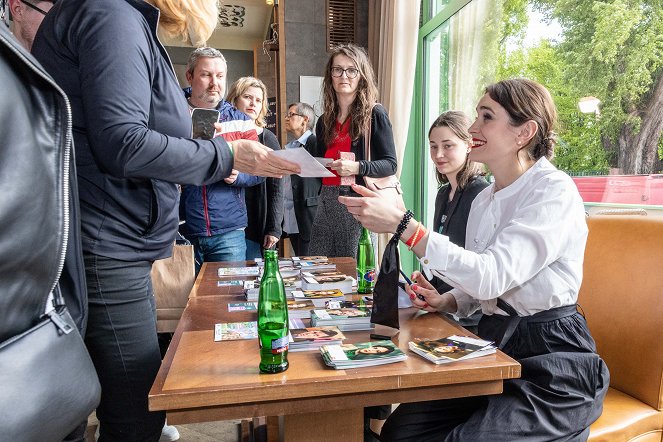 Zlatá labuť - Série 3 - Veranstaltungen - Charitativní bazar v Art restaurant Mánes 20. dubna 2024 - Sarah Haváčová