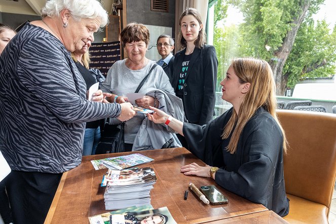 Zlatá labuť - Série 3 - Tapahtumista - Charitativní bazar v Art restaurant Mánes 20. dubna 2024