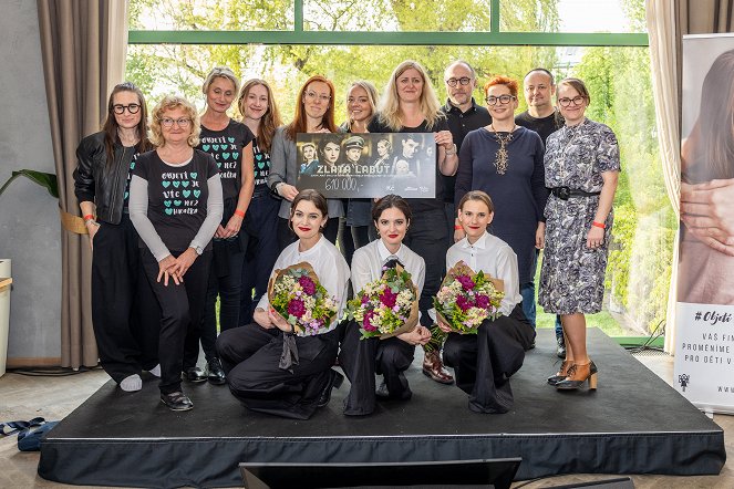 Zlatá labuť - Série 3 - De eventos - Charitativní bazar v Art restaurant Mánes 20. dubna 2024 - Sarah Haváčová, Kristýna Ryška, Šárka Krausová