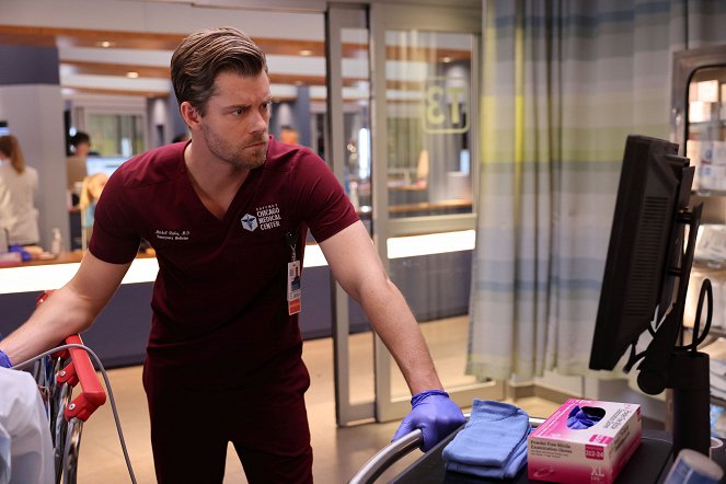 Chicago Med - Spin a Yarn, Get Stuck in Your Own String - Film