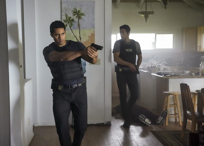 Agenci NCIS: Hawaje - Spill the Tea - Z filmu - Alex Tarrant, Noah Mills