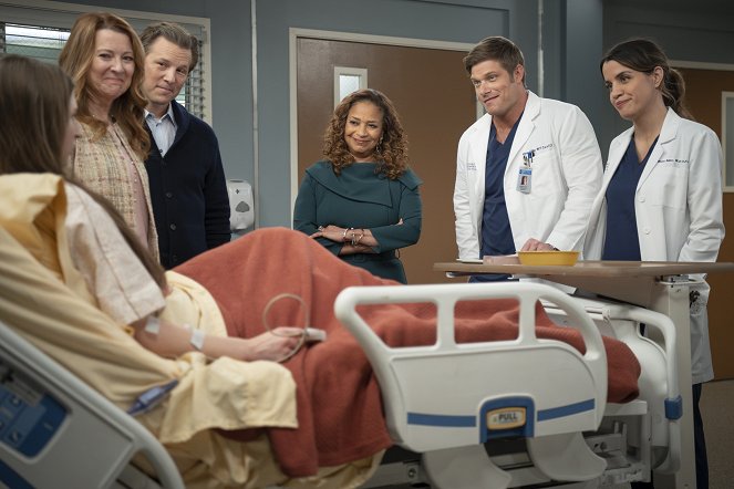 Grey's Anatomy - Season 20 - The Marathon Continues - Van film - Debbie Allen, Chris Carmack, Natalie Morales