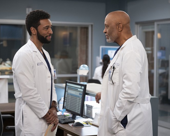 Grey's Anatomy - She Used to Be Mine - Photos - Anthony Hill, James Pickens Jr.