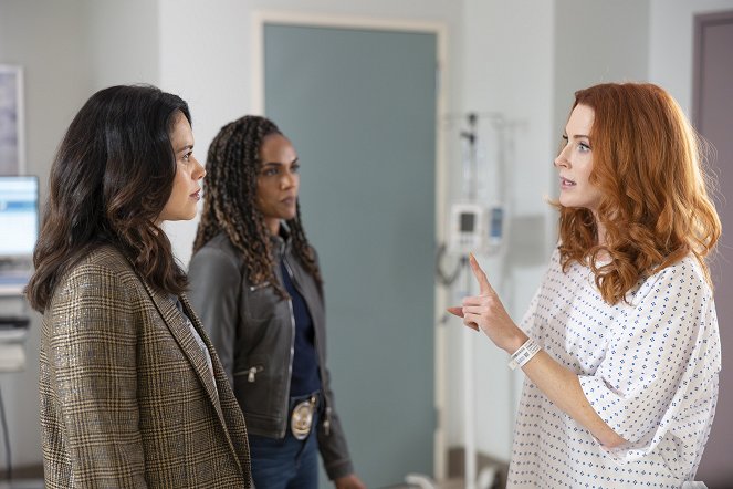 The Rookie - Punch Card - Photos - Alyssa Diaz, Mekia Cox, Bridget Regan