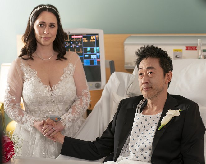 9-1-1 Notruf L.A. - Season 7 - There Goes the Groom - Filmfotos - Jennifer Love Hewitt, Kenneth Choi