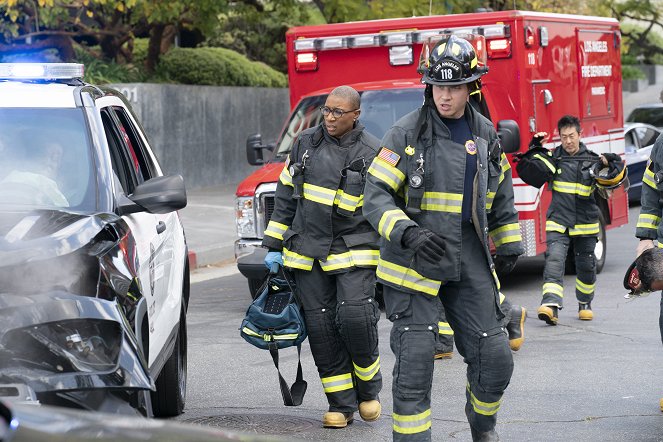9-1-1 - Ghost of a Second Chance - Photos - Aisha Hinds, Oliver Stark