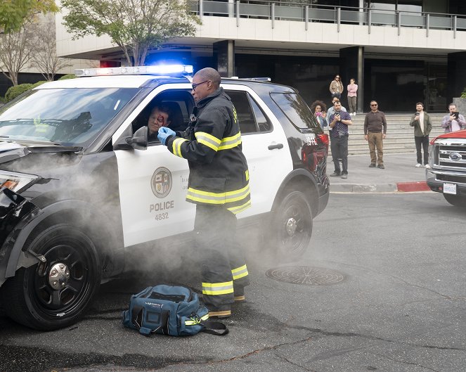 9-1-1 - Ghost of a Second Chance - Z realizacji - Aisha Hinds