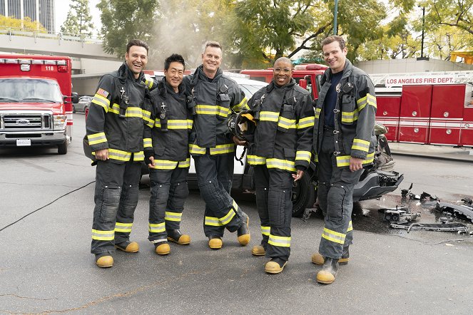 9-1-1 - Season 7 - Ghost of a Second Chance - Van de set - Ryan Guzman, Kenneth Choi, Peter Krause, Aisha Hinds, Oliver Stark