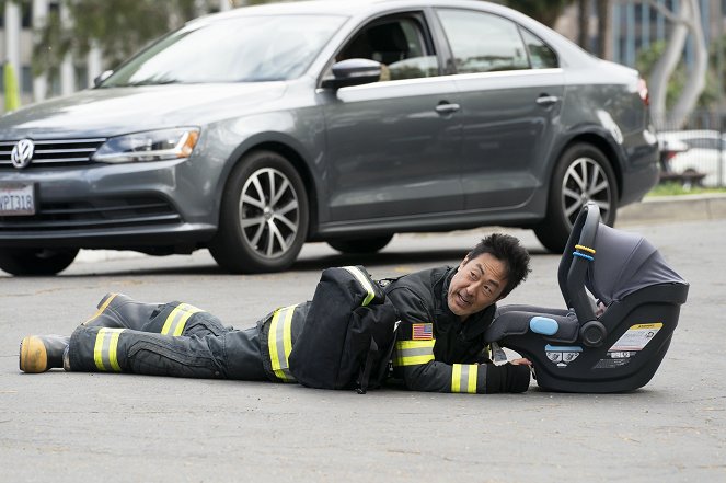 9-1-1 - Ghost of a Second Chance - Photos - Kenneth Choi