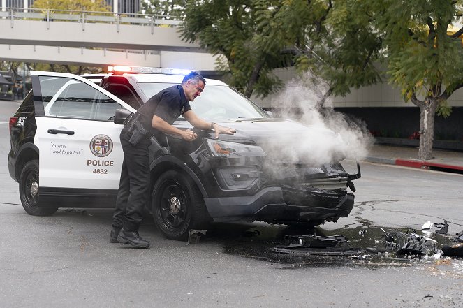 9-1-1 - Season 7 - Ghost of a Second Chance - Photos - Manuel Rafael Lozano