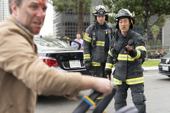 9-1-1 - Season 7 - Ghost of a Second Chance - Photos - Oliver Stark, Kenneth Choi