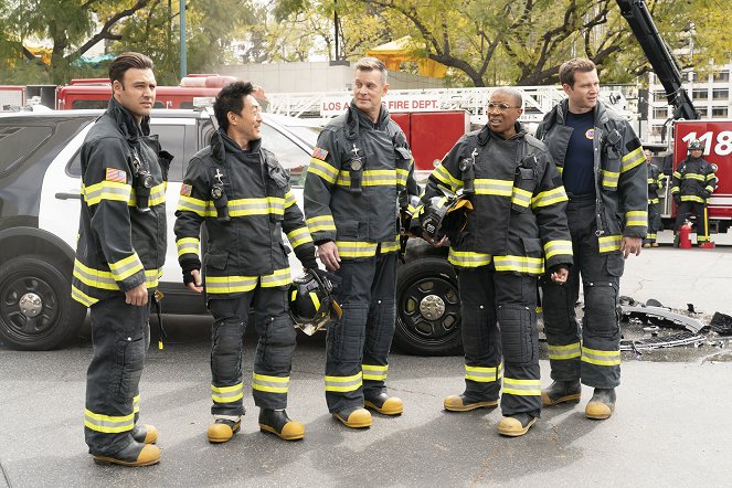 9-1-1 - Season 7 - Ghost of a Second Chance - Making of - Ryan Guzman, Kenneth Choi, Peter Krause, Aisha Hinds, Oliver Stark