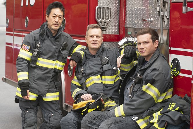 9-1-1 - Season 7 - Ghost of a Second Chance - Van de set - Kenneth Choi, Peter Krause, Oliver Stark
