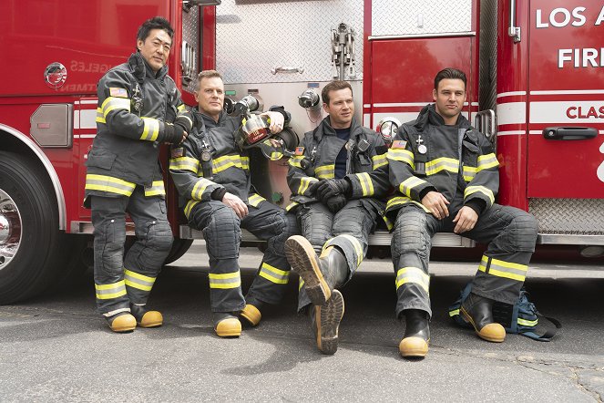 9-1-1 Notruf L.A. - Ghost of a Second Chance - Dreharbeiten - Kenneth Choi, Peter Krause, Oliver Stark, Ryan Guzman