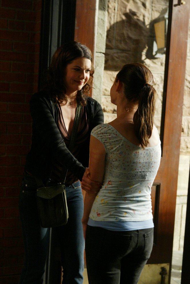 Gilmore Girls - The Lorelais' First Day at Yale - Photos - Lauren Graham