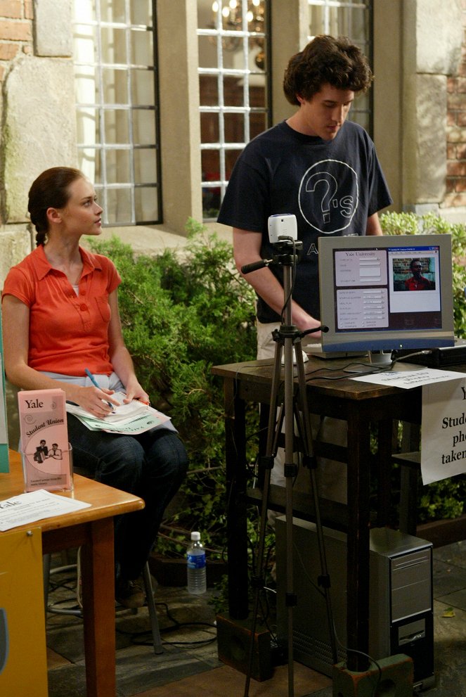 Gilmore Girls - The Lorelais' First Day at Yale - Photos - Alexis Bledel