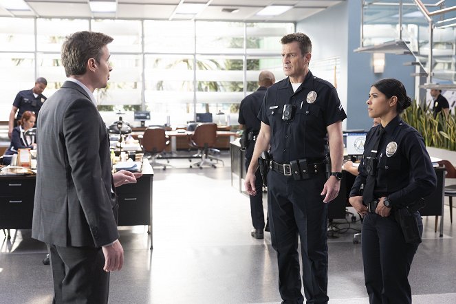 The Rookie - Season 6 - The Squeeze - Filmfotos - Nathan Fillion, Lisseth Chavez