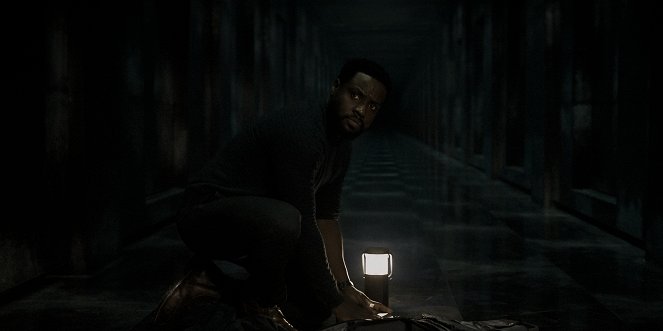 Dark Matter - The Corridor - Van film - Dayo Okeniyi