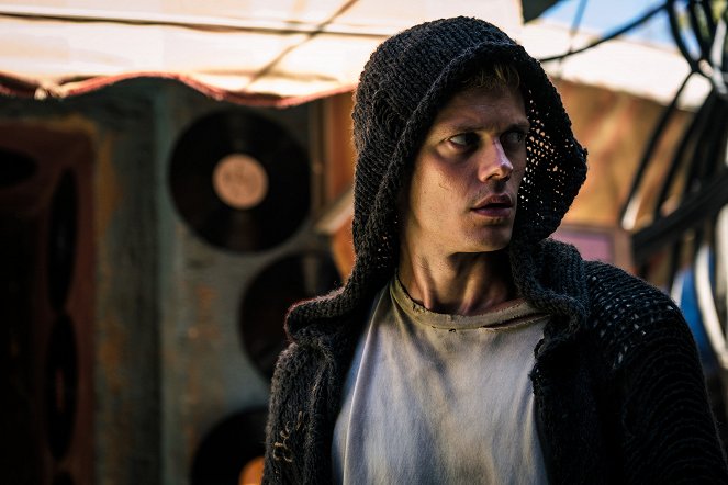 Boy-Kills-World - Z filmu - Bill Skarsgård