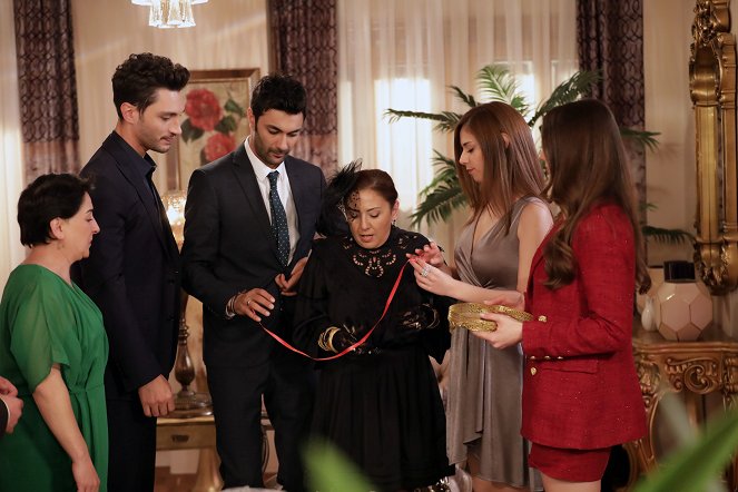 Love Reason Get Even - Episode 19 - Photos - Zeynep Kankonde, İlhan Şen, Mehmet Korhan Fırat, Günay Karacaoğlu, Ceren Koç