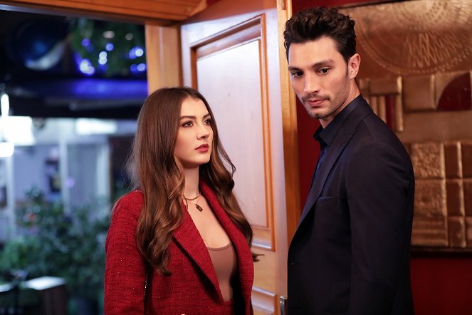 Aşk Mantık İntikam - Episode 19 - De la película - Burcu Özberk, İlhan Şen