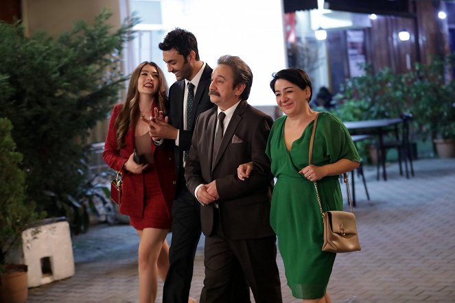 Aşk Mantık İntikam - Episode 19 - De la película - Burcu Özberk, Mehmet Korhan Fırat, Süleyman Atanısev, Zeynep Kankonde