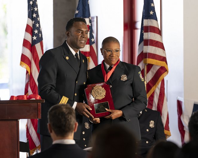 9-1-1 Notruf L.A. - Ashes, Ashes - Filmfotos - Richard Brooks, Aisha Hinds