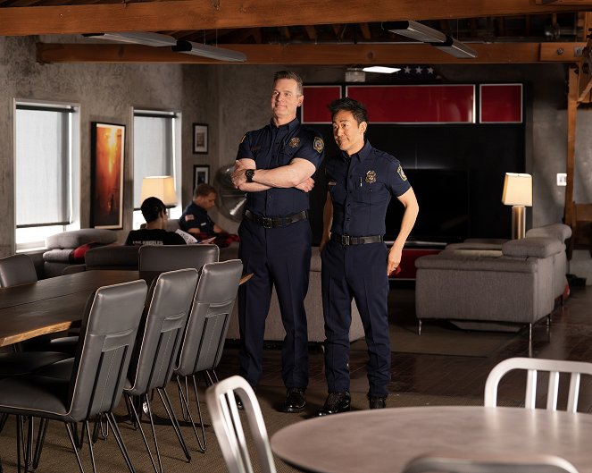 9-1-1 - Ashes, Ashes - Photos - Peter Krause, Kenneth Choi