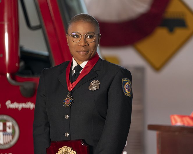 9-1-1 Notruf L.A. - Ashes, Ashes - Filmfotos - Aisha Hinds
