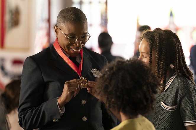 9-1-1 - Season 7 - Ashes, Ashes - Photos - Aisha Hinds