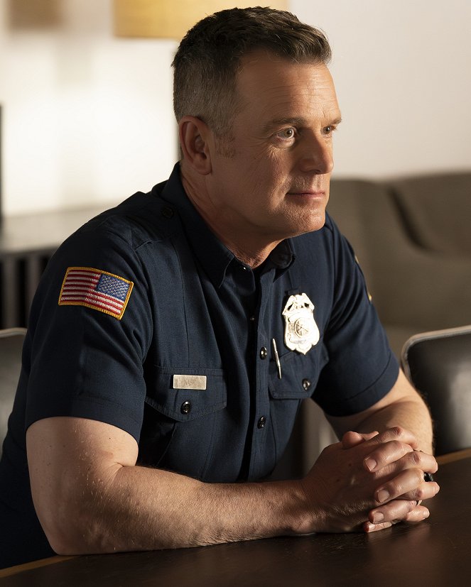 9-1-1 Notruf L.A. - Season 7 - Ashes, Ashes - Filmfotos - Peter Krause
