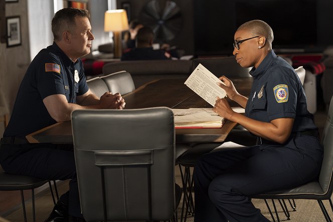 9-1-1 - Ashes, Ashes - Film - Peter Krause, Aisha Hinds