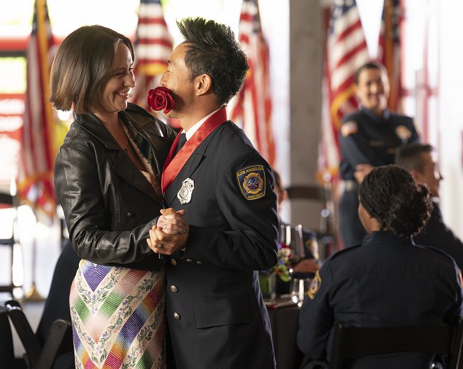 9-1-1 - Season 7 - Ashes, Ashes - Photos - Jennifer Love Hewitt, Kenneth Choi