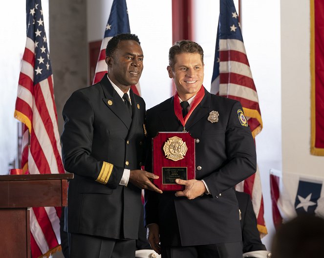 9-1-1 Notruf L.A. - Season 7 - Ashes, Ashes - Filmfotos - Richard Brooks, Lou Ferrigno Jr.