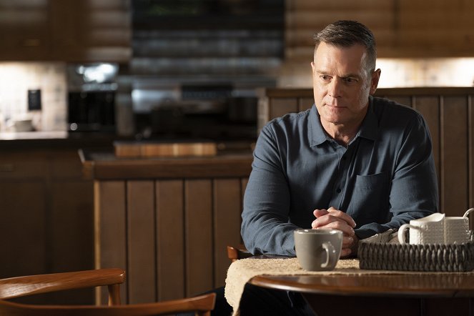 9-1-1 - Season 7 - Ashes, Ashes - Photos - Peter Krause