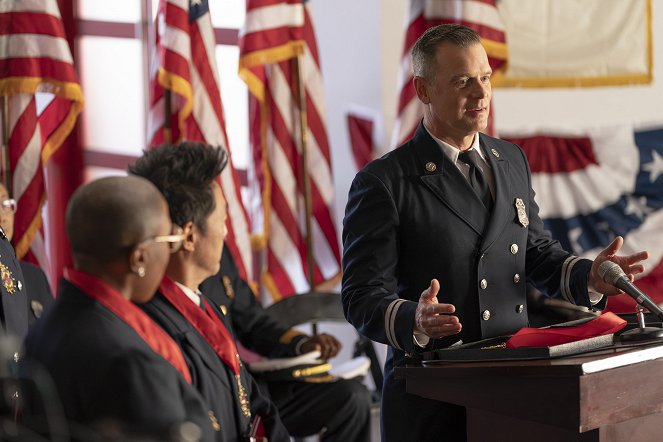 9-1-1 - Season 7 - Ashes, Ashes - Do filme - Peter Krause