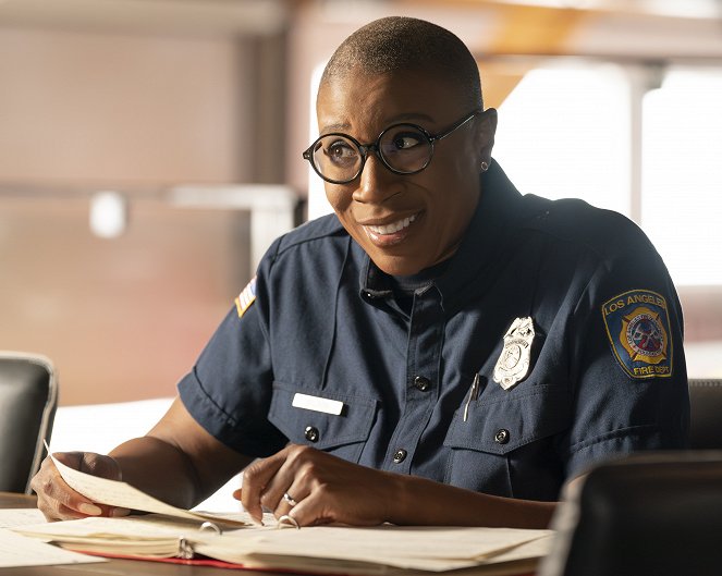 9-1-1 - Season 7 - Ashes, Ashes - Do filme - Aisha Hinds